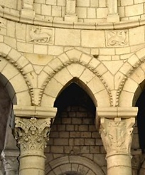 le bestiaaire sculpté du faux triforium de l'église prieurale de la Charité sur Loire