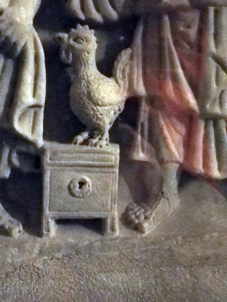 bas relief à sant Maximin la sainte Baume_le coq préserve le coffre aux secrets
